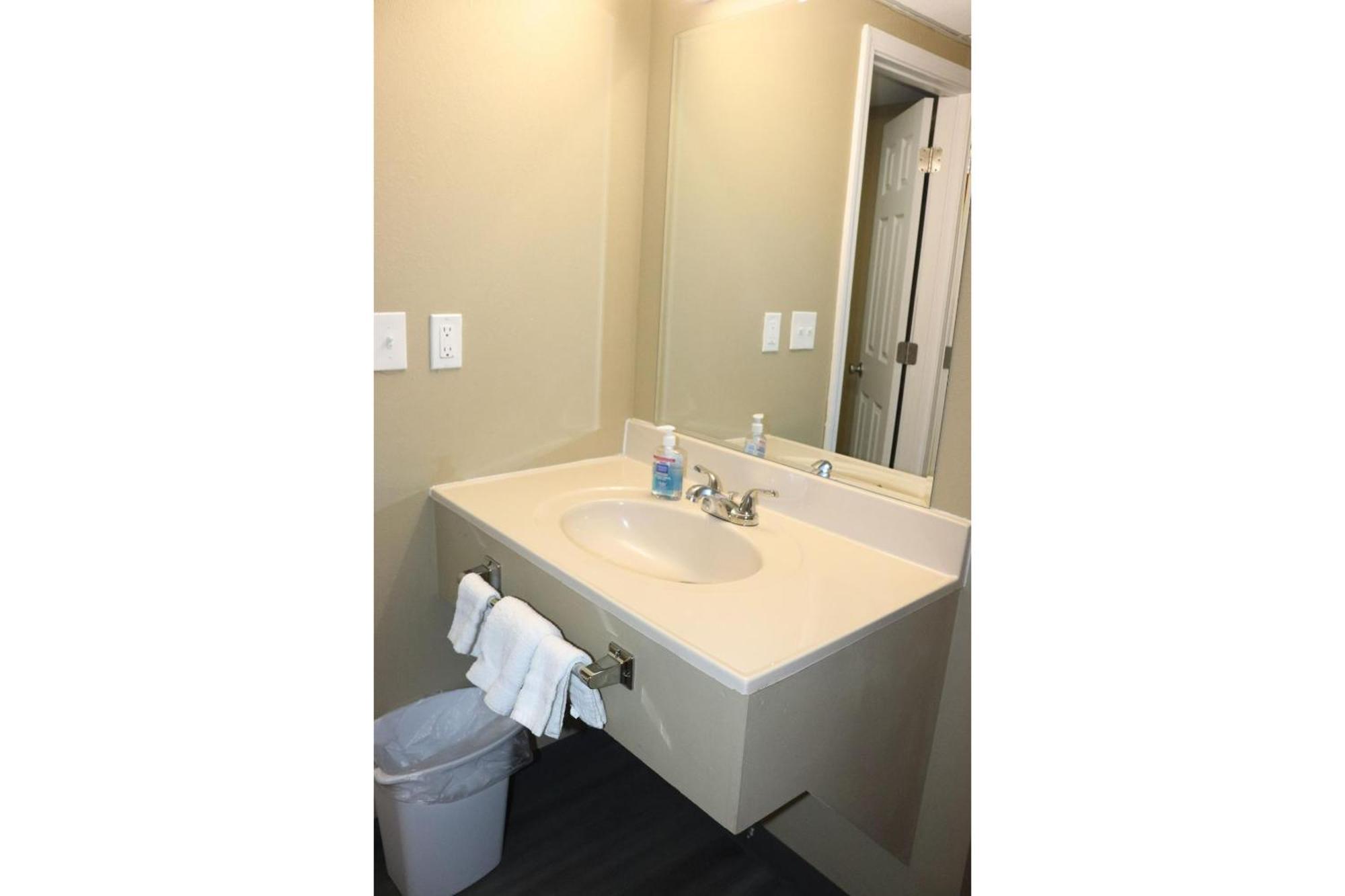 Deluxe Inn & Suites By Oyo Miami Ok Екстер'єр фото